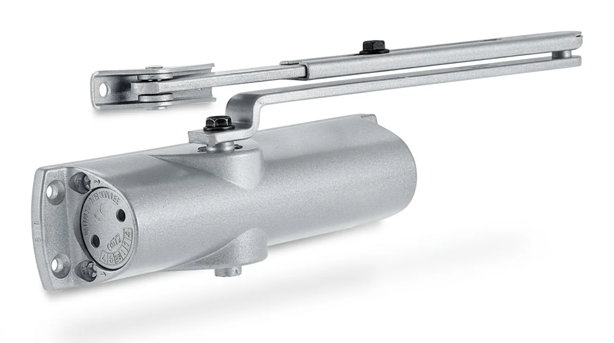 Compact closer with link arm